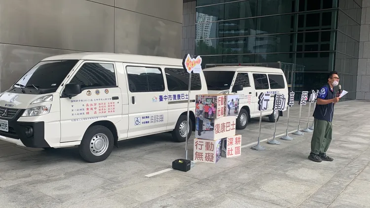 名人獅子會今天捐出兩台復康巴士協助身障朋友就醫外出更便利安全。曾雪蒨攝
