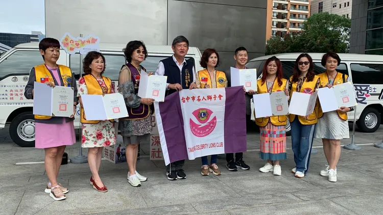 名人獅子會今天捐贈2台復康巴士給台中市社會局。曾雪蒨攝