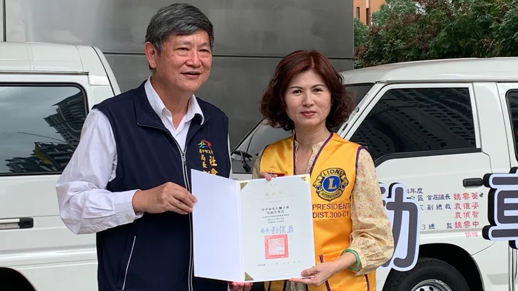 社會局致贈感謝狀給名人獅子會，由會長吳淑芳代為接受。曾雪蒨攝