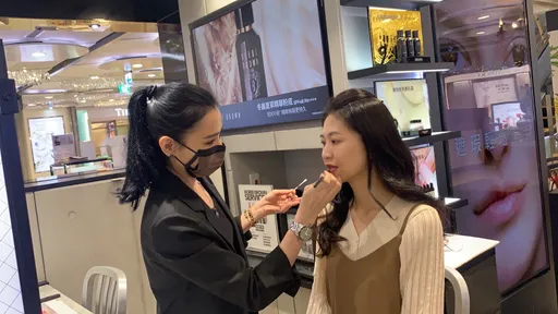 百貨周年慶搶「脫罩」商機！專櫃口紅下殺6折　過期快補貨