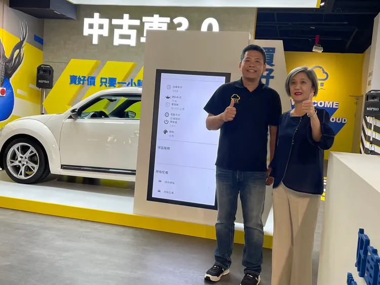 太古汽車總財務長暨新事業發展部總監黃齊力(左)，與車咕嚕總經理陳文玉一同出席好車雲中古車交易平台發表會，並闡述最新的買賣中古車理念。林浩昇攝