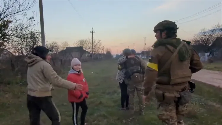 赫爾松民眾與烏軍擁抱。路透社