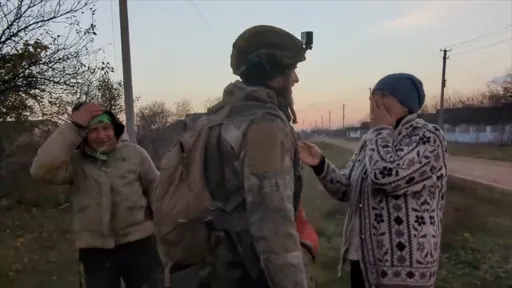 烏國旗重新飄揚赫爾松 居民臂綁黃絲帶泣擁烏軍