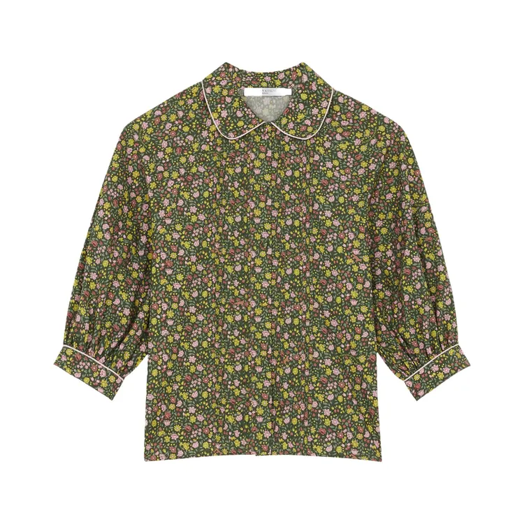 Maison Kitsuné x Olympia Le-Tan卡其綠泡泡袖上衣，9500元。初衣食午提供