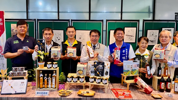 善化農會開發麵食、醬料等多款加工品。王志弘攝