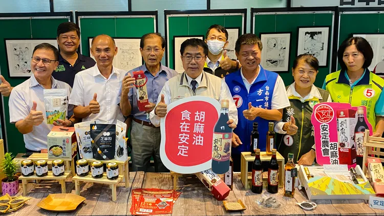 安定胡麻遠近馳名，胡麻油是明星商品。王志弘攝