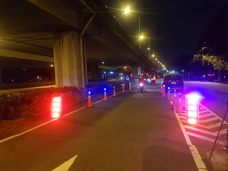 警方在全市各重要路段設下路檢崗哨取締酒駕。中市交通警察大隊提供