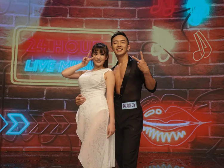 熊霓（左）和黃楓洋老師表演高難度倫巴。民視提供