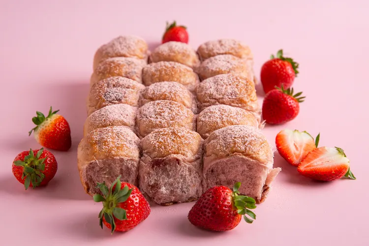 草莓口味的超奶包，裡頭有比利時白巧克力、蜜漬台灣草莓果乾、蔓越莓乾，嚼感豐富。業者提供