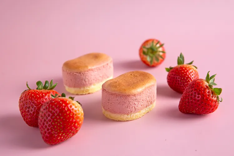 草莓口味的半熟乳酪蛋糕，使用了LUXE奶油乳酪與自製的台灣草莓果醬。業者提供