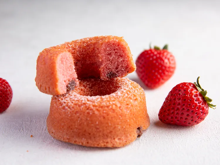 草莓甜甜圈是烘烤、非傳統油炸，特別蓬鬆細緻。業者提供