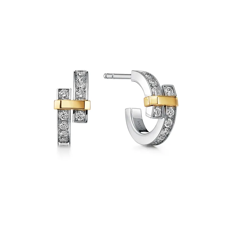 Tiffany Edge鉑金與18K金環形鑲鑽耳環，37萬3000元。品牌提供