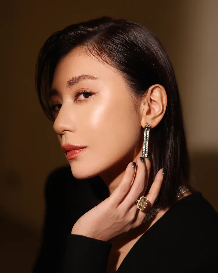 全新上市的Tiffany Edge系列珠寶，亦為賈靜雯當晚表現自信增色。品牌提供