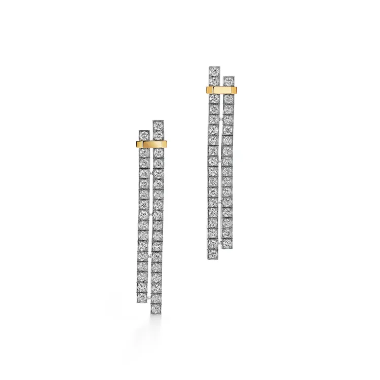 Tiffany Edge鉑金與18K金鑲鑽耳環，108萬5000元。品牌提供