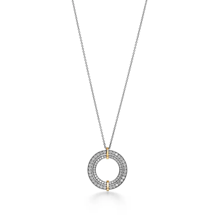 Tiffany Edge鉑金與18K金大型環形鑲鑽墜鍊，68萬元。品牌提供