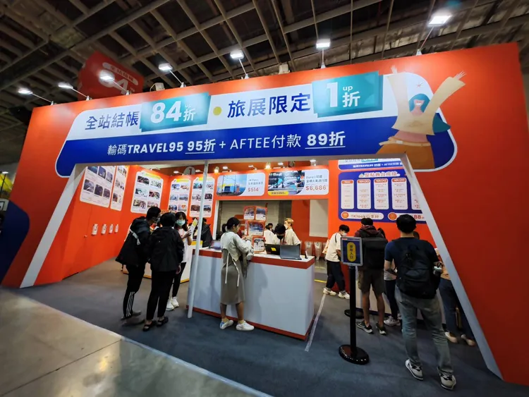 電商平台Klook祭出旅展現場限定好康，每個整點到Klook攤位舞台活動，可瘋搶超殺優惠。田欣雲攝