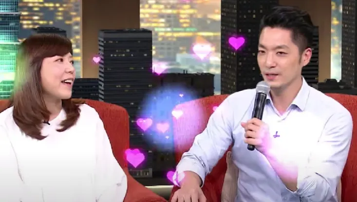 蔣萬安接受《台灣啟示錄》專訪時，與老婆石舫亘甜蜜合唱。翻攝自《台灣啟示錄》YT頻道