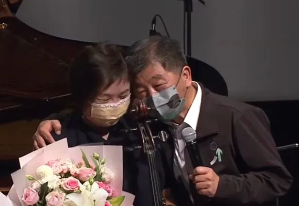 陳時中與妻子孫琬玲甜蜜地臉頰貼臉頰放閃。翻攝自陳時中YT頻道