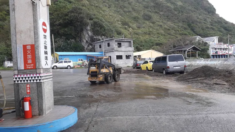 一早鄉公所已派員移除堆積土石。陳建逢提供