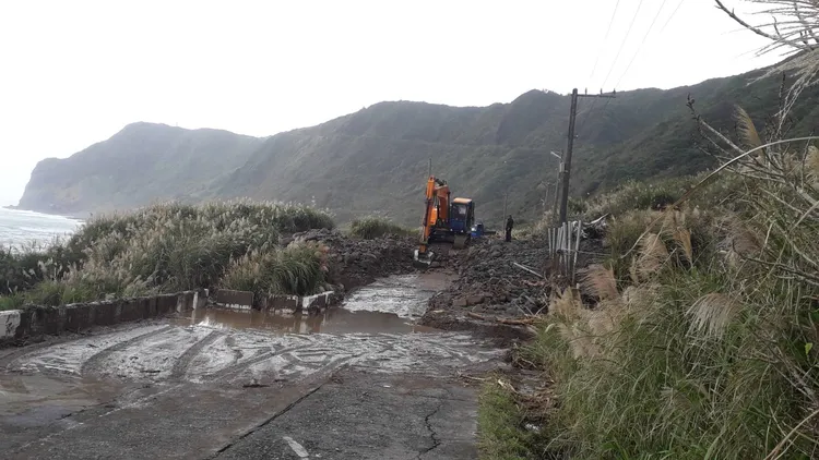蘭嶼東80線椰油往洞口方向土石崩塌。陳建逢提供