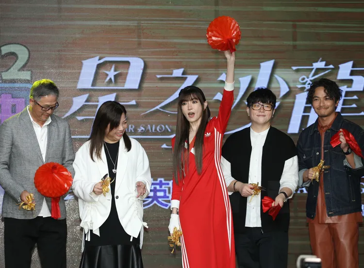 謝金燕(中)剪綵情緒興奮。陳明中攝