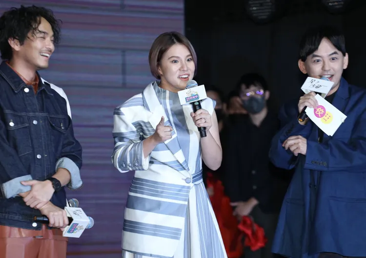 謝依霖(中)許久未在台灣節目現身。陳明中攝