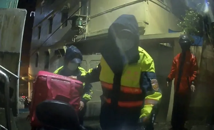 警方上前關心，才知道陳女機車卡在狹小巷弄間。翻攝畫面