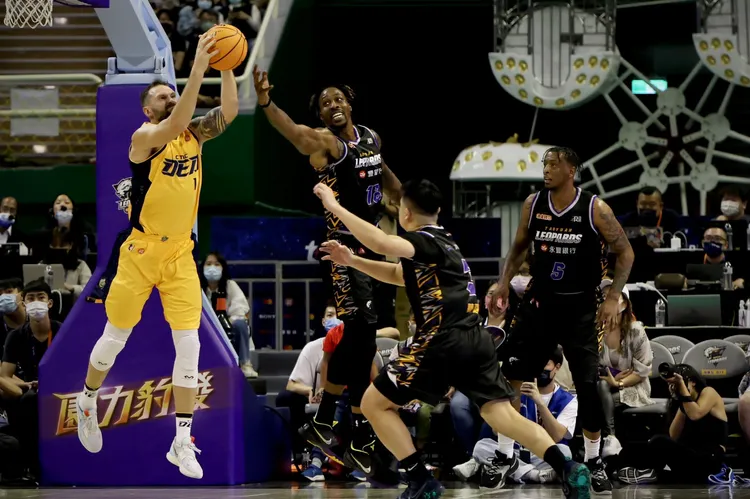 霍華德展現防守威力。 林林攝