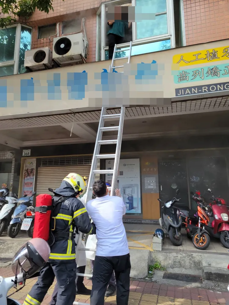 消防人員到場將2人救出，撲滅火勢。讀者提供