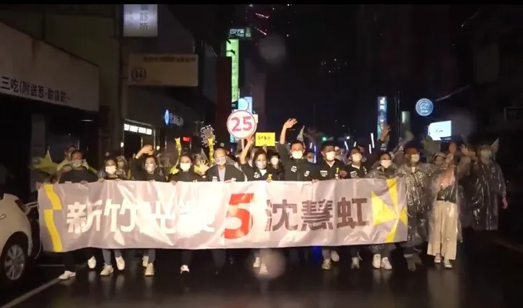 沈慧虹徒步掃街拜票。翻攝畫面