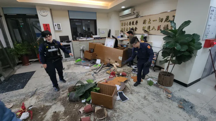 警員們忙著清理殘局。黃仲瑜攝