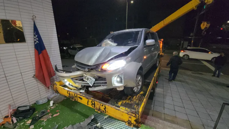 休旅車的車頭已經全爛。黃仲瑜攝