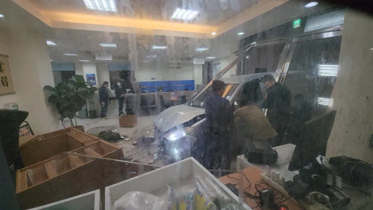 休旅車撞進派出所，值班台直接被撞爛。黃仲瑜攝