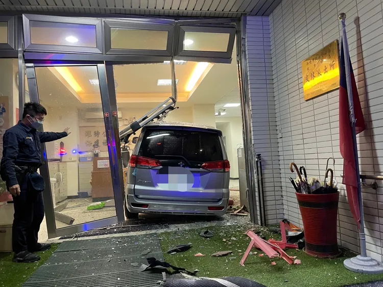 這輛休旅車不偏不倚整輛撞進派出所內。翻攝畫面