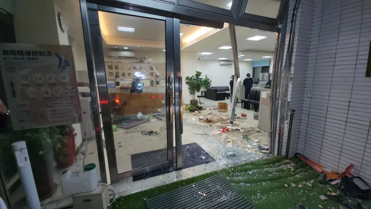 派出所大門整個撞歪。黃仲瑜攝