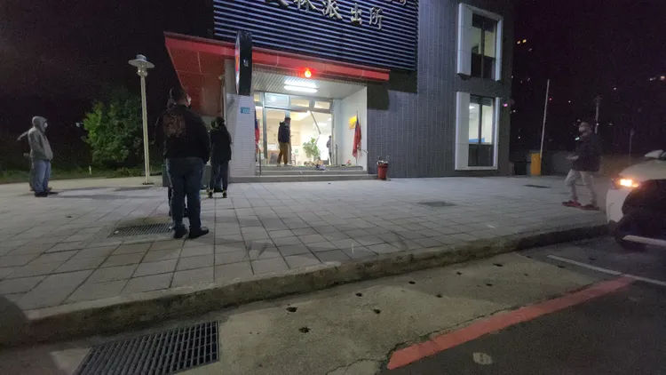 派出所前人行道上，留下衝撞時的輪胎痕跡。黃仲瑜攝