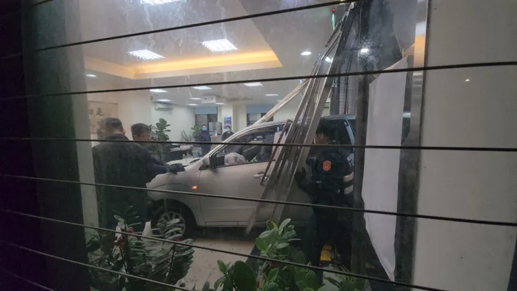 多名警力協助，跟拖吊車幫忙，才將休旅車拖出去。黃仲瑜攝