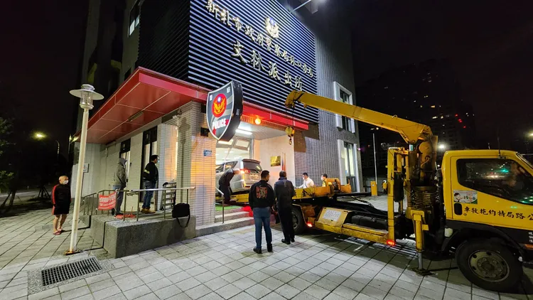 拖吊車在現場花費近1小時才將車輛拖出。黃仲瑜攝