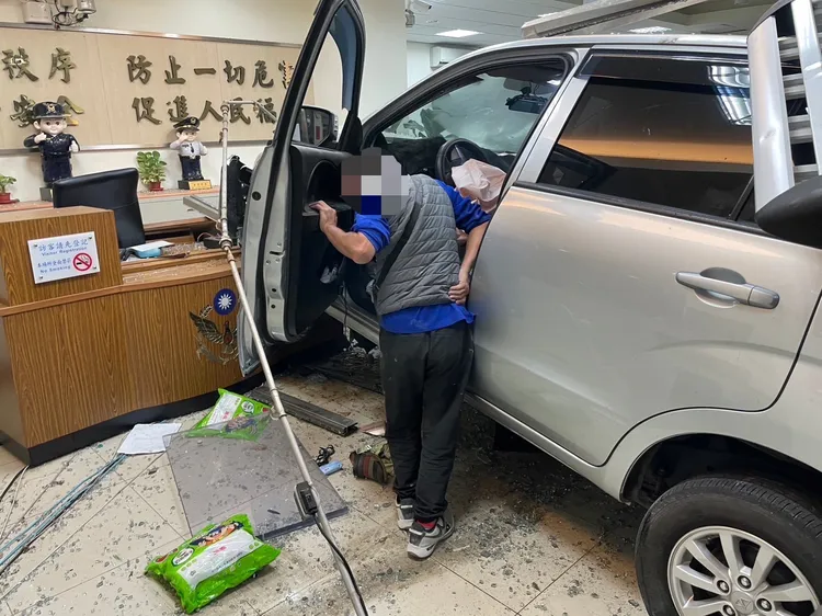 駕駛下車後回車上拿證件。翻攝畫面