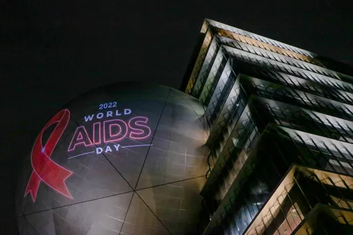 北藝中心「大貢丸」很有愛 響應世界愛滋日!外牆打上紅絲帶❤️