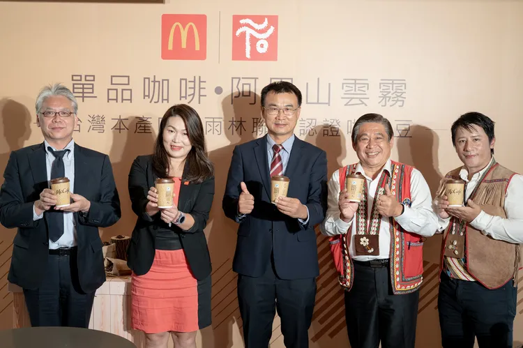 「阿里山雲霧單品咖啡」的誕生受到多方努力與肯定，由左至右為UCC總經理堀江昌平、台灣麥當勞採購/物流管理部資深協理林士文、行政院農業發展委員會主任委員陳吉仲、優遊吧斯董事長鄭虞坪、優遊吧斯莊園總監羅力雄。