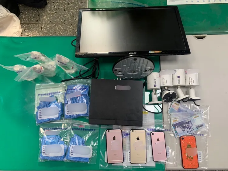 警方在應召站內查扣保險套、潤滑液、帳冊及現金等證物。讀者提供