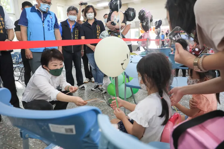 盧秀燕視察嬰幼兒疫苗快打站。台中市政府提供
