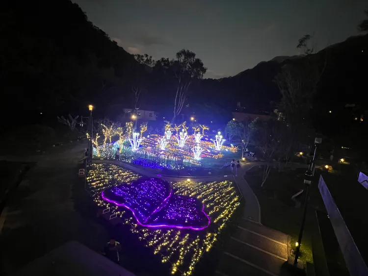 谷關溫泉公園建造成「幻彩聖誕村」，民眾到谷關溫泉公園的「光之花園」可看到繽紛彩虹步道，夢幻感十足。民眾提供