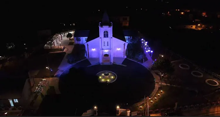 在燈光的襯托下，梨山耶穌堂煥然一新。民眾提供