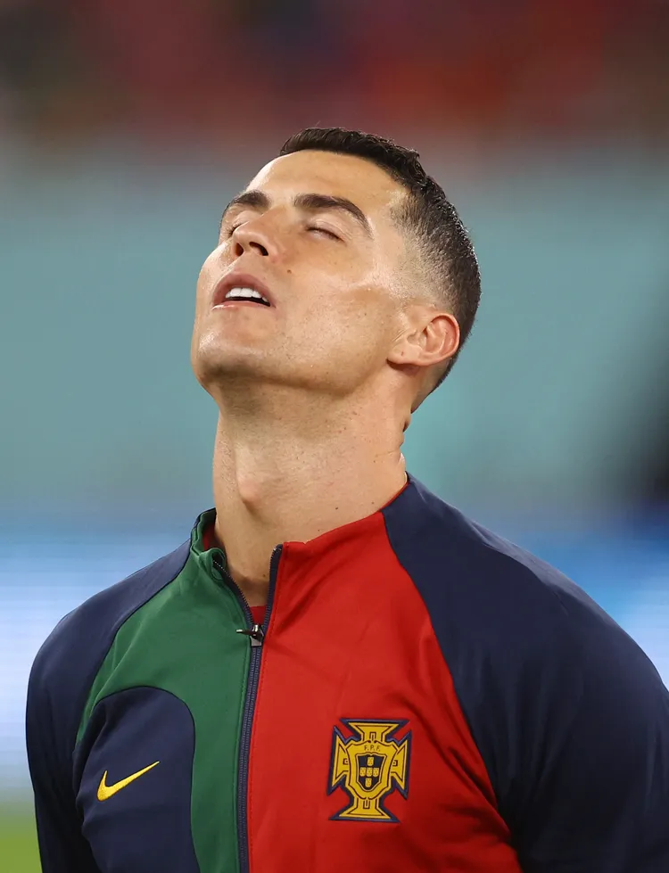 C羅在開賽前演奏國歌時，情緒激動。路透社