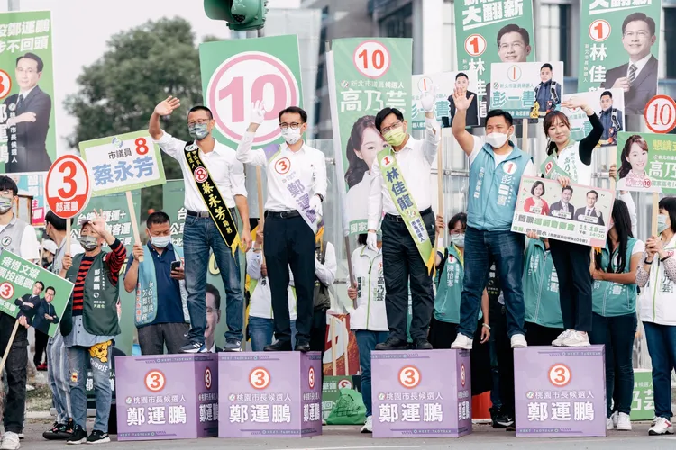 民進黨桃園市長候選人鄭運鵬今天（17日）與新北市長候選人林佳龍在桃園、新北交界處合體站路口。鄭運鵬競辦提供