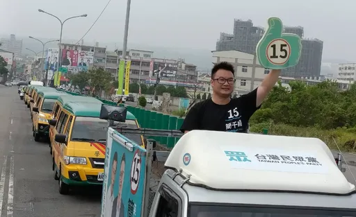 這車隊掃街絕了!刷一排娃娃車 南投幼教界挺他