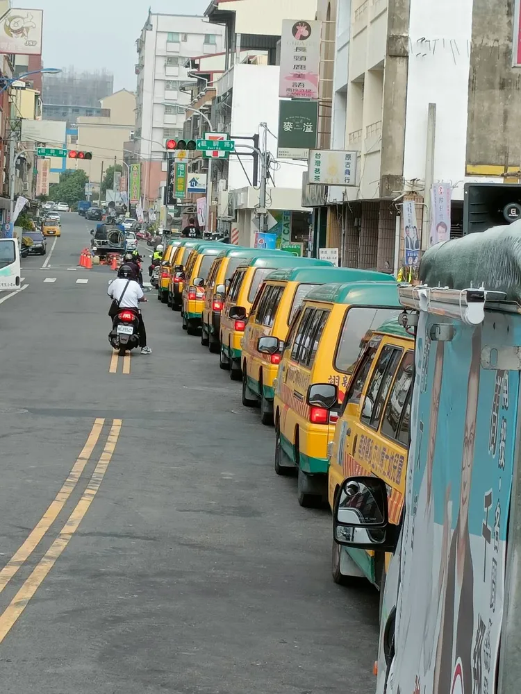 一整排娃娃車出現在南投市鬧區，吸引不少民眾目光。簡千翔團隊提供