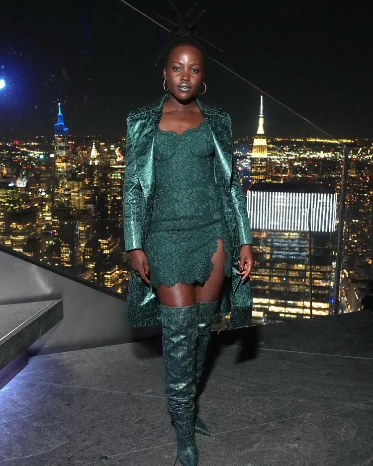 露琵塔尼詠歐在《黑豹2》紐約首映會以義大利時裝DOLCE & GABANNA綠色蕾絲短洋裝配搭De Beers Talisman耳環，彰顯個性態度。翻攝micaela IG